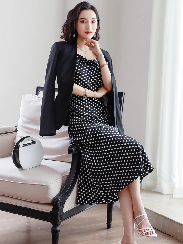 Женское длинное облегающее платье-комбинация черное платье на тонких бретельках