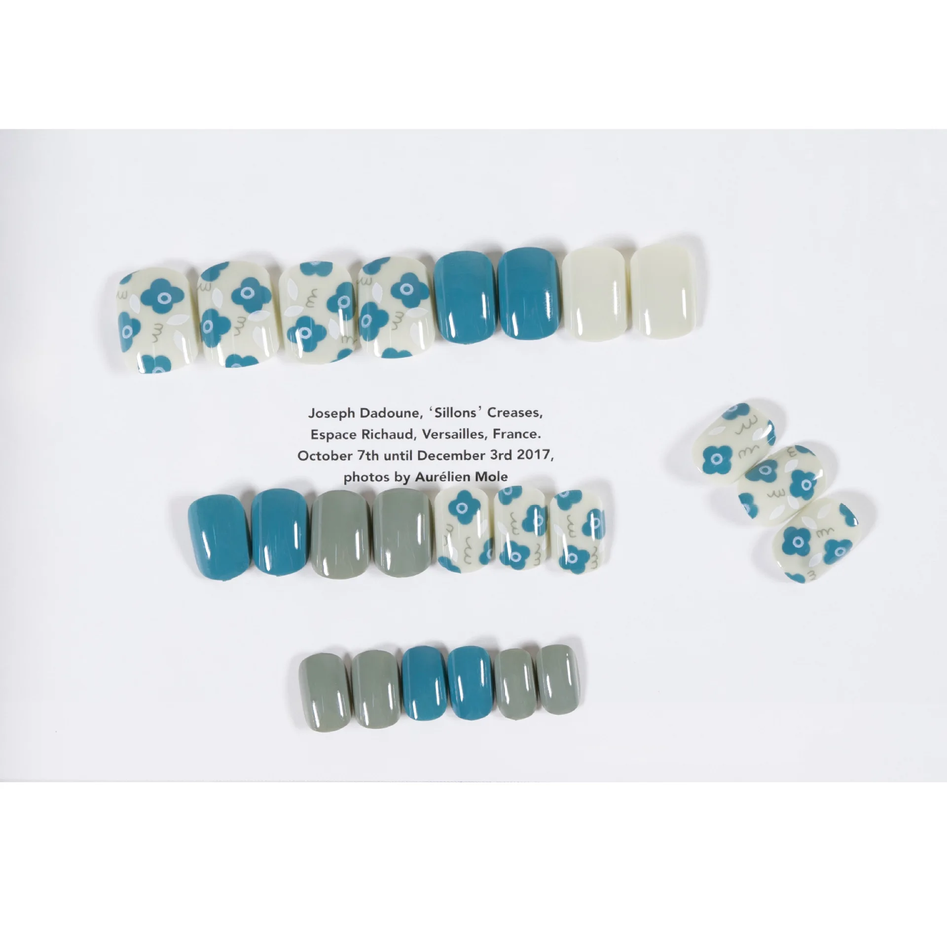 Короткий стиль искусственных ногтей серо-синего цвета с цветочным узором, готовых к ношению, водостойких. 2021 новый акрил.