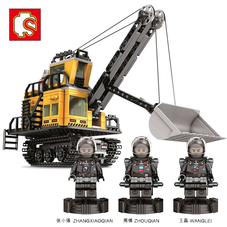 

Early education of children's building block toys assembled by mechanical forklift in simulated mining area for birthday gift