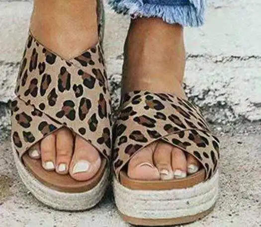 Модные летние женские шлепанцы с леопардовым принтом повседневные на танкетке