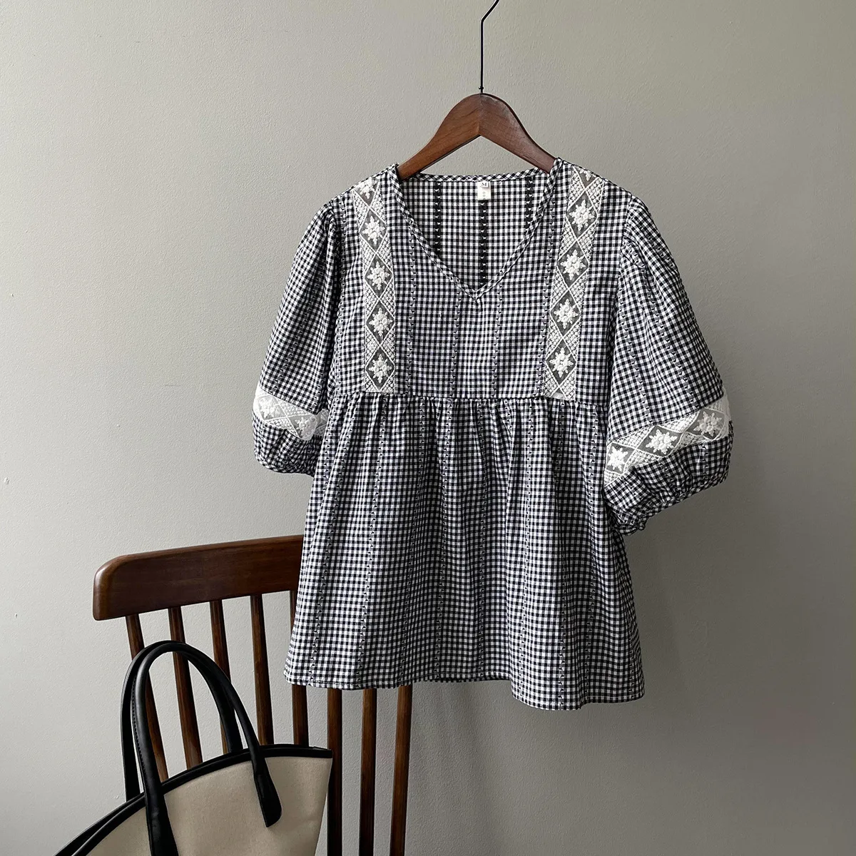 

Lattice Lantern Sleeve Cute V-Neck Cotton Shirt Women High Street Summer New Sweet Temperament Lace Stitched Doll Shirt 9021