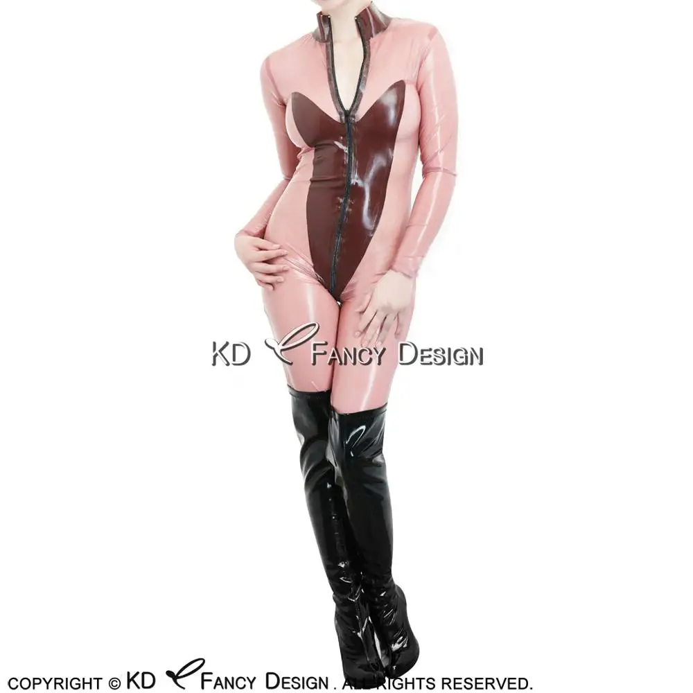 Бледно розовый и коричневый комбинезон из латекса с украшением экрана спереди