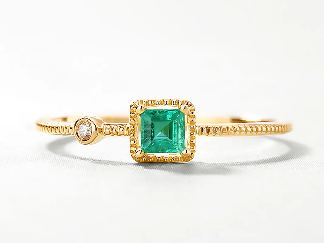 Роскошные кольца из чистого розового золота 14 к с натуральным изумрудом для