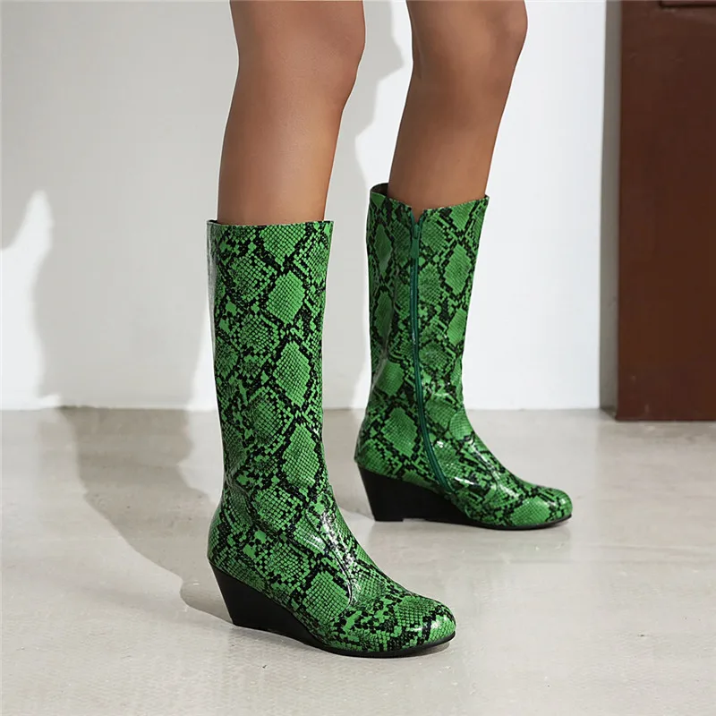 Женские ковбойские сапоги YMECHIC зимние на танкетке средней длины со змеиным