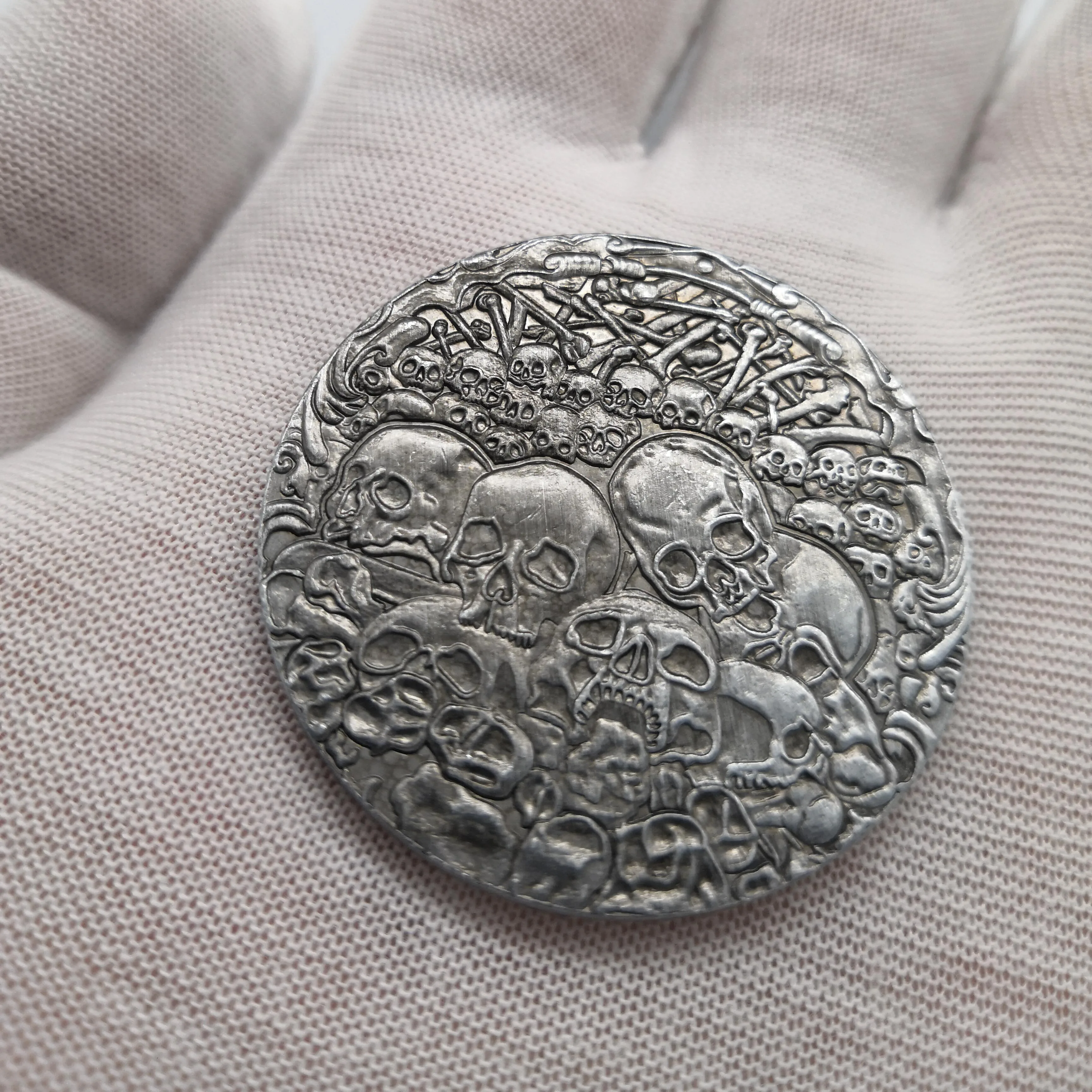 Серебряные монеты в форме черепа