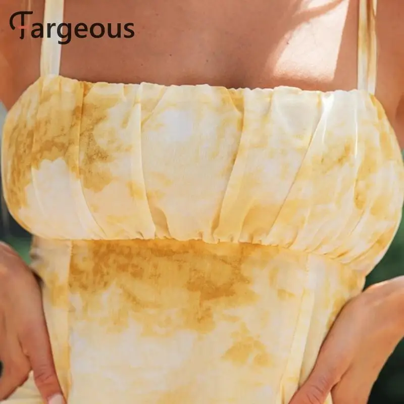 Женское короткое платье на тонких бретельках ярко розовый тонкий галстук