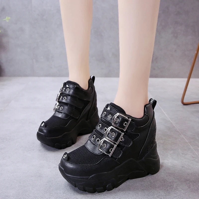 Женские кроссовки на танкетке 9 см белые из дышащей сетчатой ткани повседневная