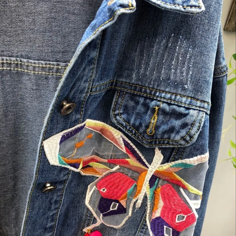 Женская джинсовая куртка с вышивкой в стиле пэчворк и бабочками приталенная
