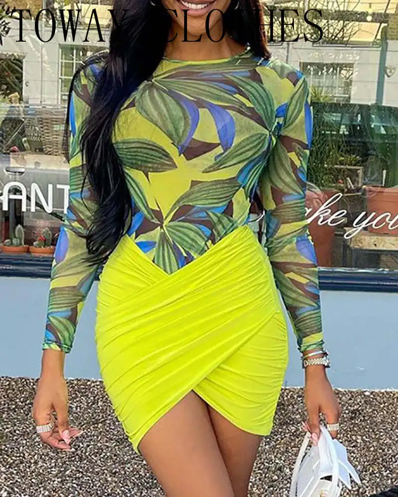 

Летний женский комплект из топа с длинным рукавом и юбки с оборками и тропическим принтом листьев