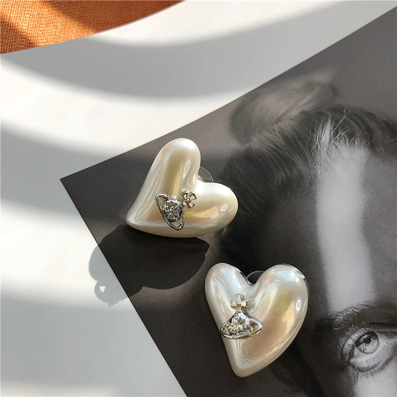 

A niche fashion full of European and American temperament love pearl Saturn earrings