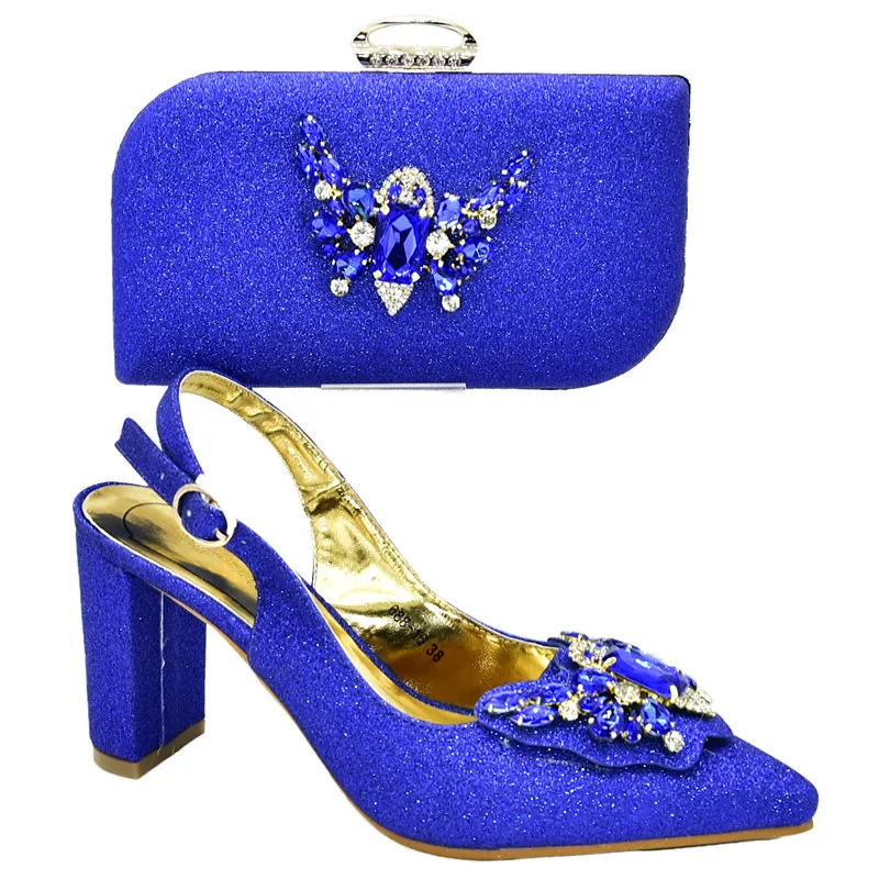 Комплект из модных женских туфель и сумочки в итальянском стиле украшенные