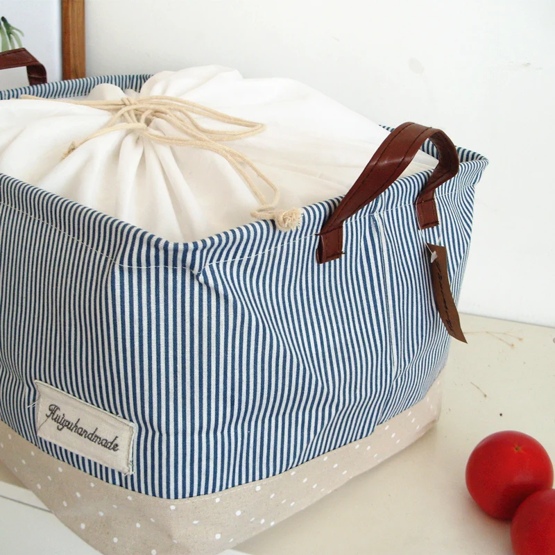 Складывающаяся тканевая сумка в крупную полоску может быть упакована сумку для