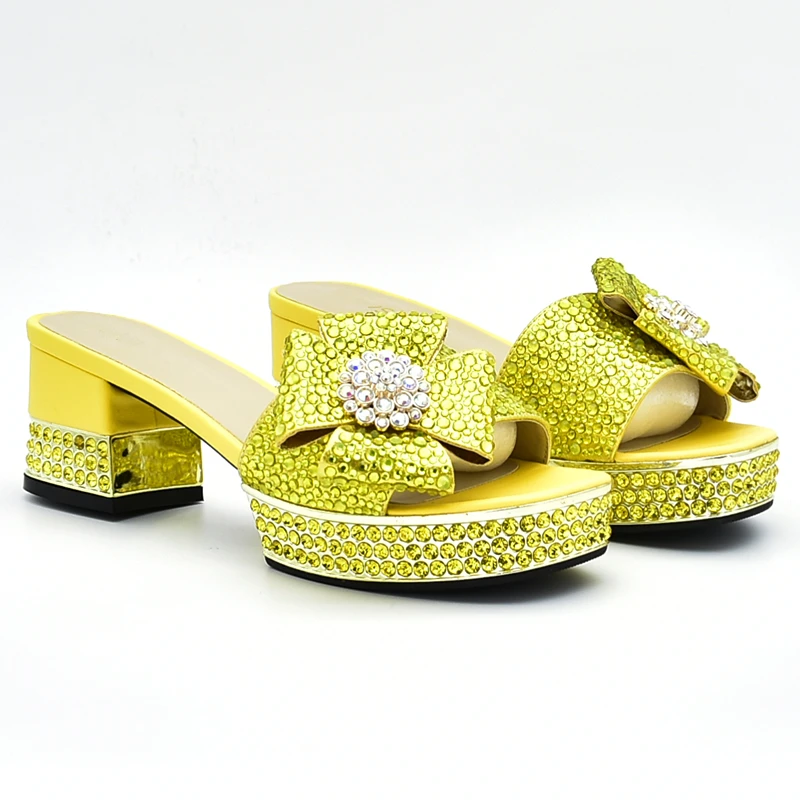 Женские туфли на высоком каблуке в итальянском стиле украшенные стразами