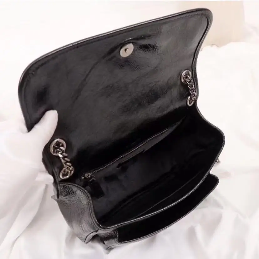 

In summer and autumn of 2021, the new handbags are classic shoulder bags, wax leather bags, double-chain shoulder bags and leath