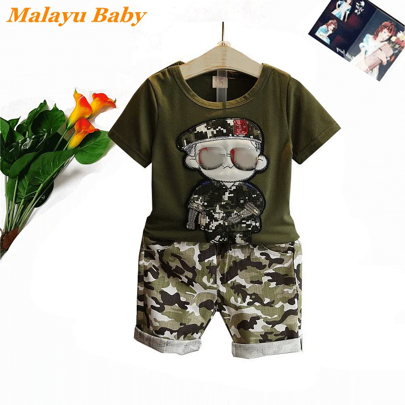 Детский костюм из футболки с коротким рукавом и камуфляжных брюк |