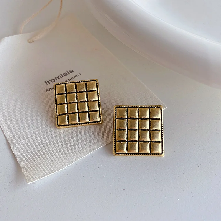 

Korea Hot Minimalist Retro Distressed Geometric Plaid Metal Love Earrings For Women Hypoallergenic Accessories Party Wholesale