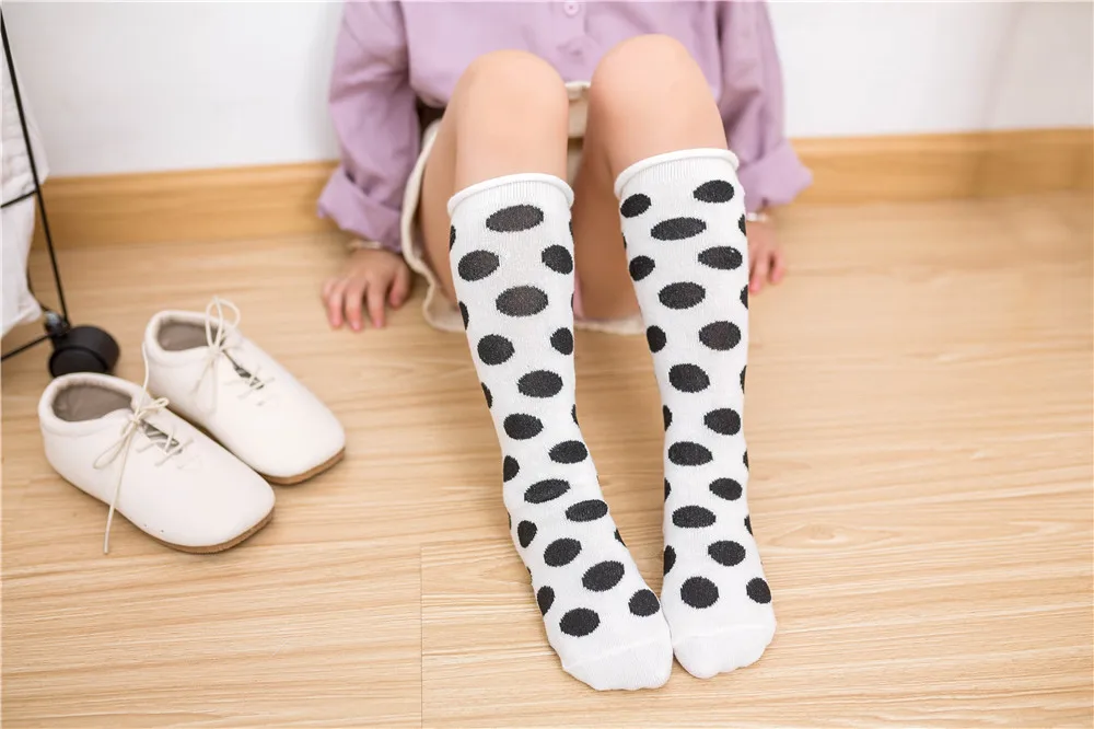 White Dot Socks Носки для детей от 2 до 8 лет Гольфы длиной 30 см Детские теплые однотонные хлопковые носки унисекс в полоску и горошек для малышей - Цвет: White Dot Socks