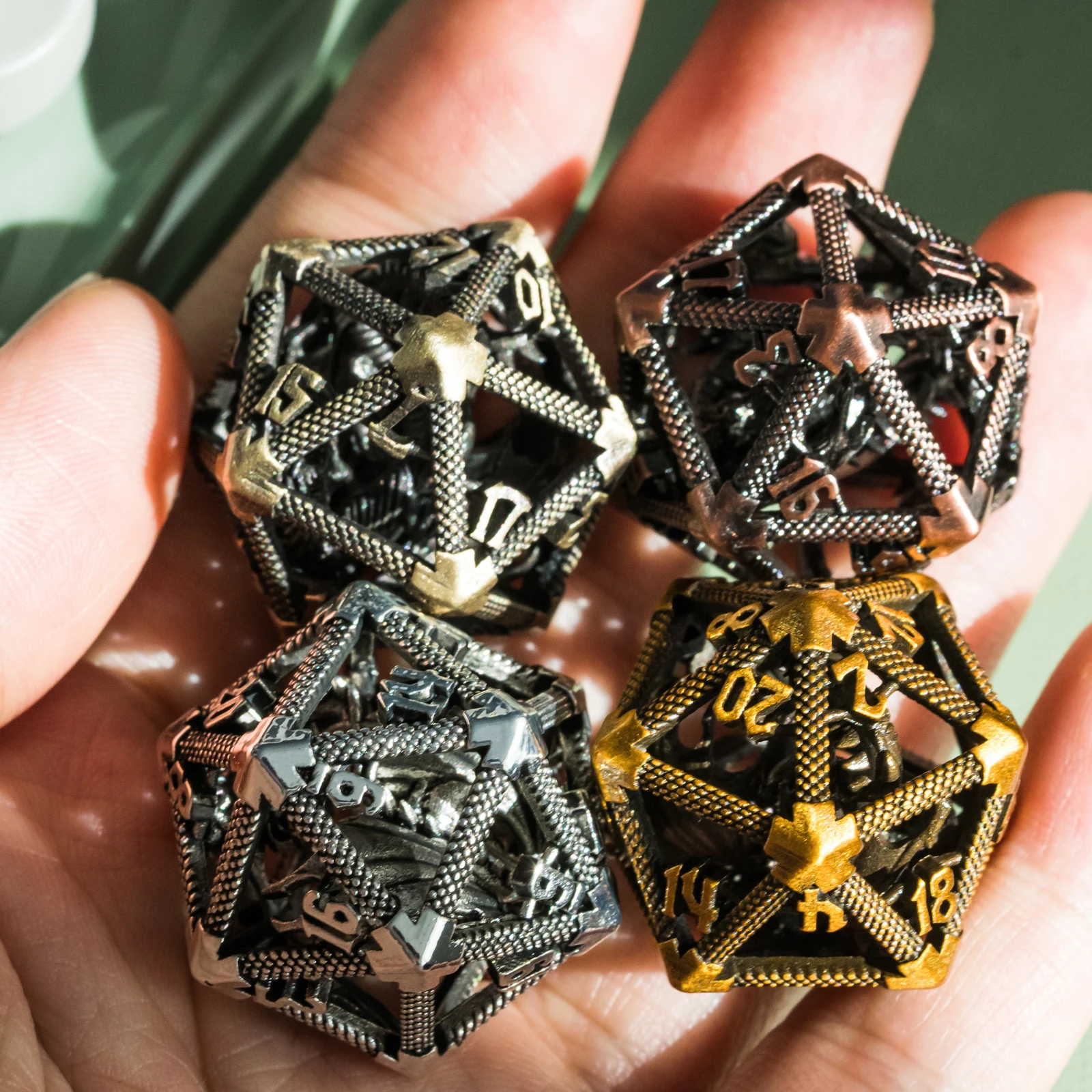 1 шт. D20 полый металлический летающий дракон D &amp игральные кости Cusdie 20 сторонних