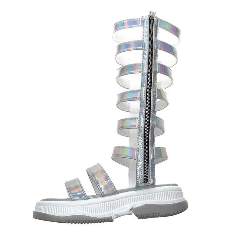 Новинка лета 2019 яркие ажурные сапоги с лазерной лицевой поверхностью высокие