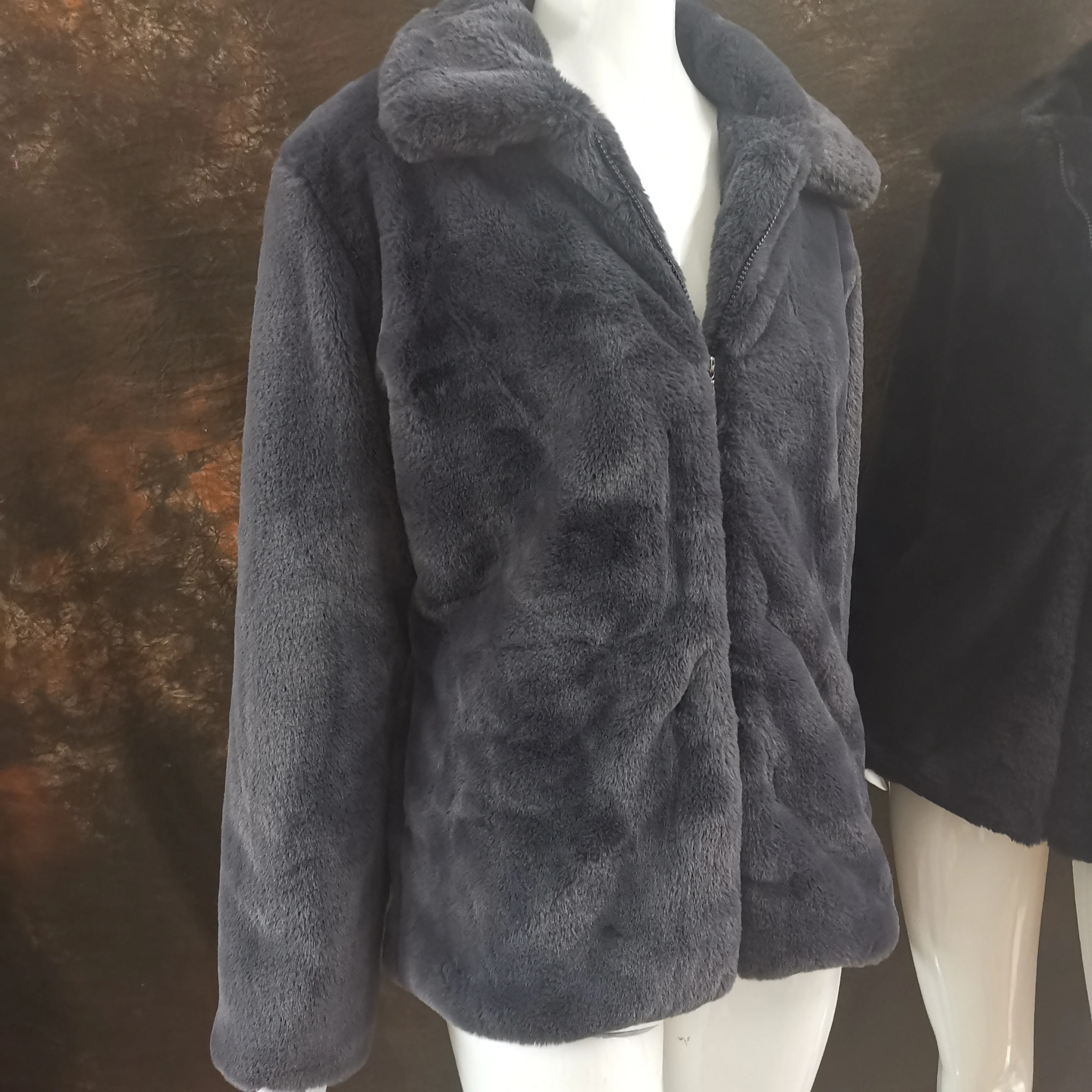 Пальто женское зимнее из искусственного меха кролика Рекс с рукавами спущенными