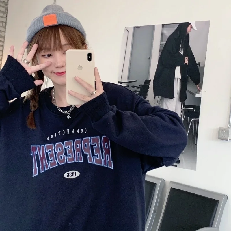 

Тонкий женский свитер средней длины с круглым вырезом