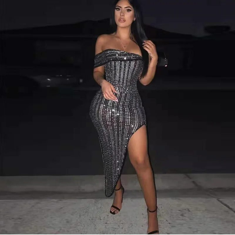 Женское платье с открытыми плечами черное облегающее асимметричное длинное