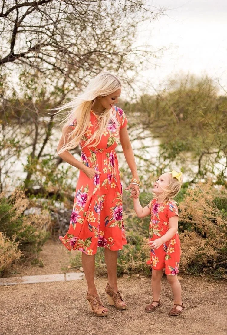 Летнее платье для мамы и дочки семейный образ подходящие наряды 2021 платья с