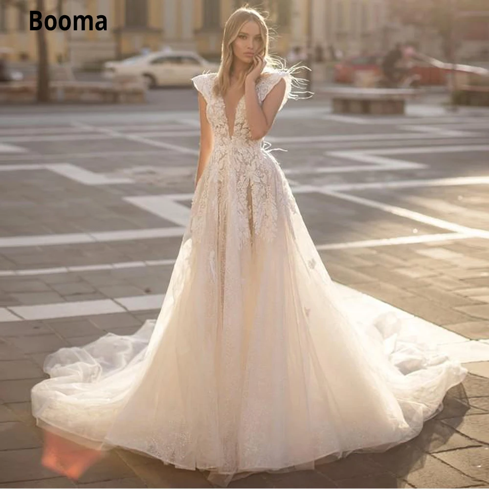 

Booma Boho Lace Wedding Dresses Deep V-Neck Appliques Country Bridal Gowns Feather A Line Sweep Train Beach Wedding Party Gown