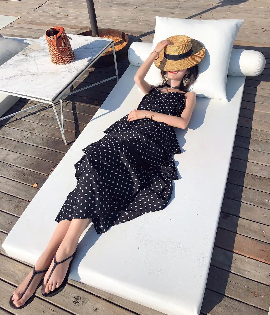 Женское летнее платье на бретелях красное в горошек с v образным вырезом тонких