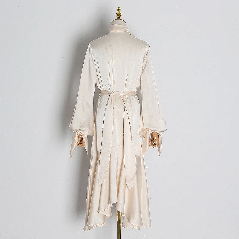 Женское асимметричное осеннее платье средней длины на пуговицах с завышенной