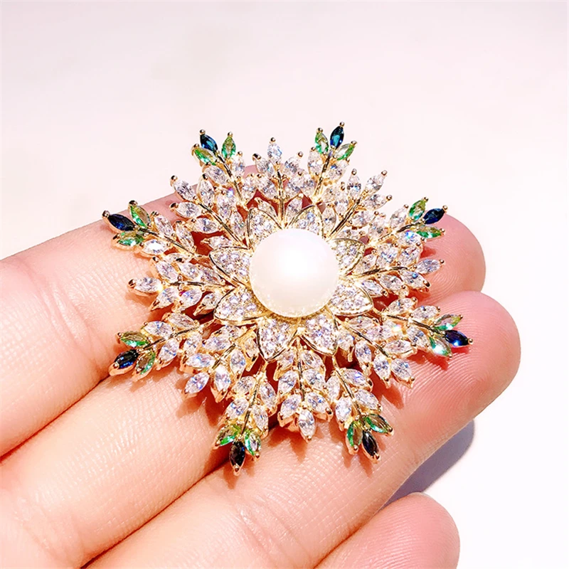 

New Luxury Snowflake Brooches For Women Accessory Clear Cubic Zirconia Brooch Pin Elegant Shawl Buckles Pins Christmas Jewelry