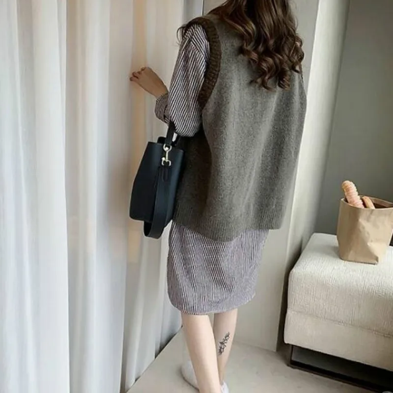 

Sweaters Vest Women Oversize Knitted V-neck Sleeveless Sweater Loose Casual Vintage Korean-style Females Trendy Simple Jumpers
