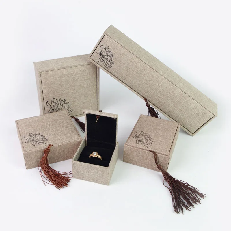 Красная тканевая шкатулка для украшений TREACHI