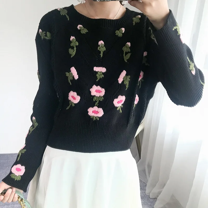 Женский укороченный свитер с цветочной вышивкой вязанный крючком пуловер
