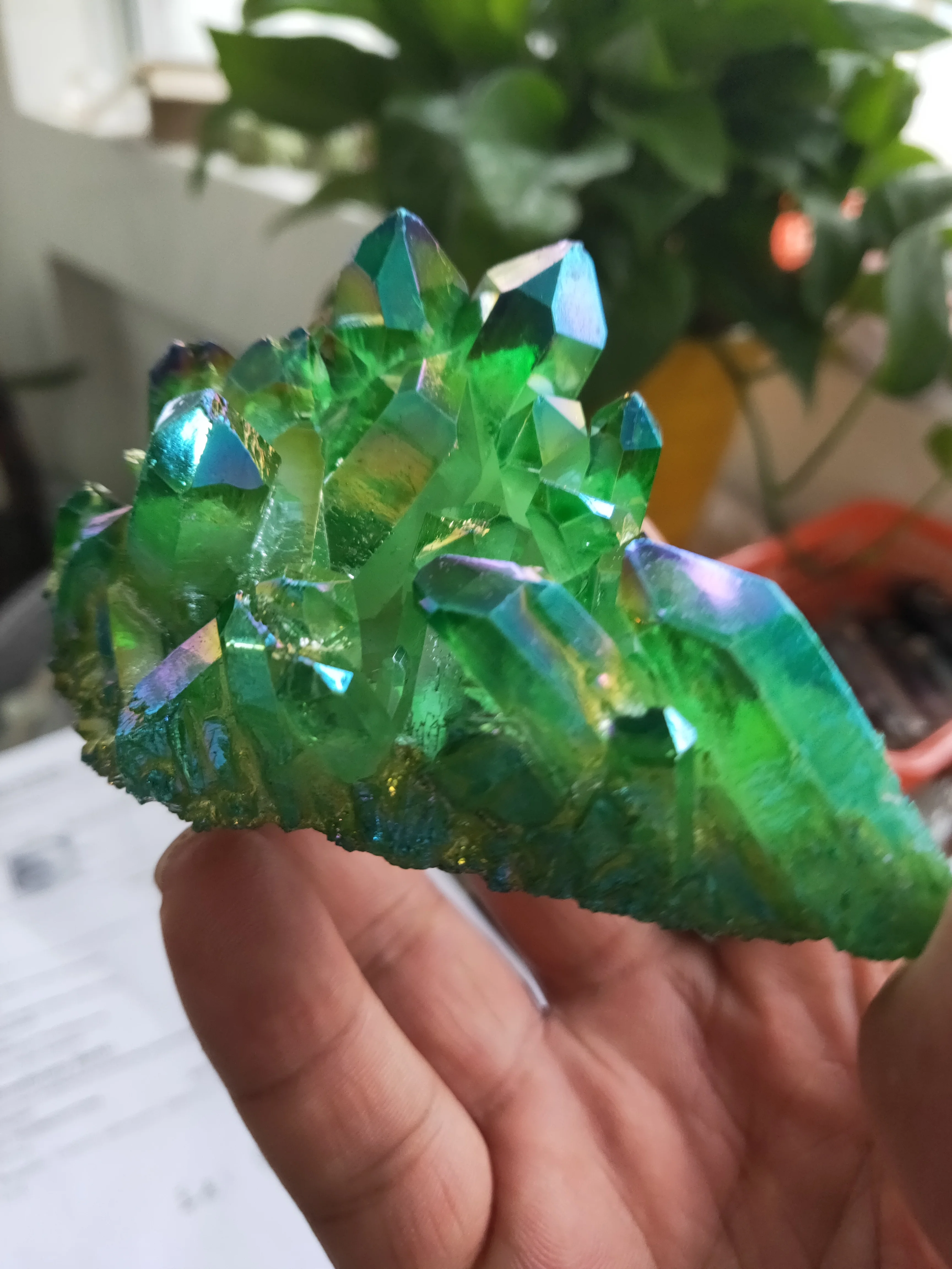 Натуральный кластер кварца с зеленым ангелом 130 г | Дом и сад