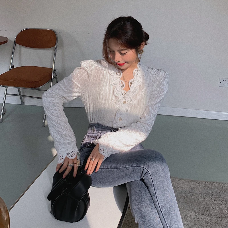 

Winter Retro Gold velvet lace blouse Patchwork temperament Long-sleeved shirt Fashion Women Tops