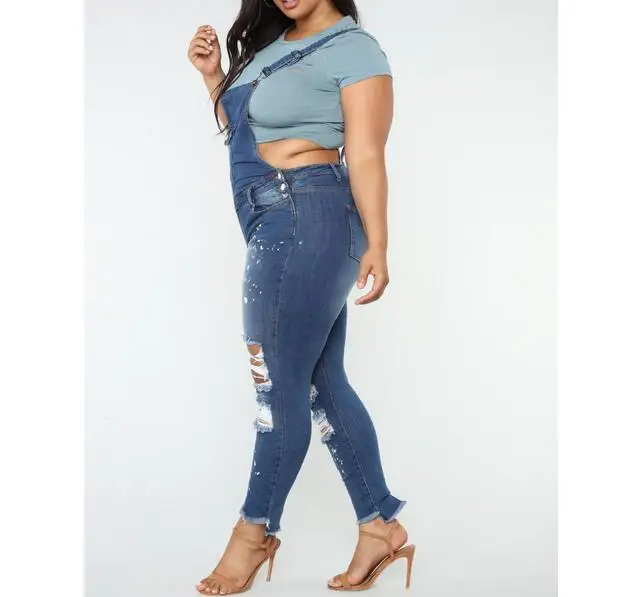 Женский джинсовый комбинезон с дырками повседневный синий на бретелях размера