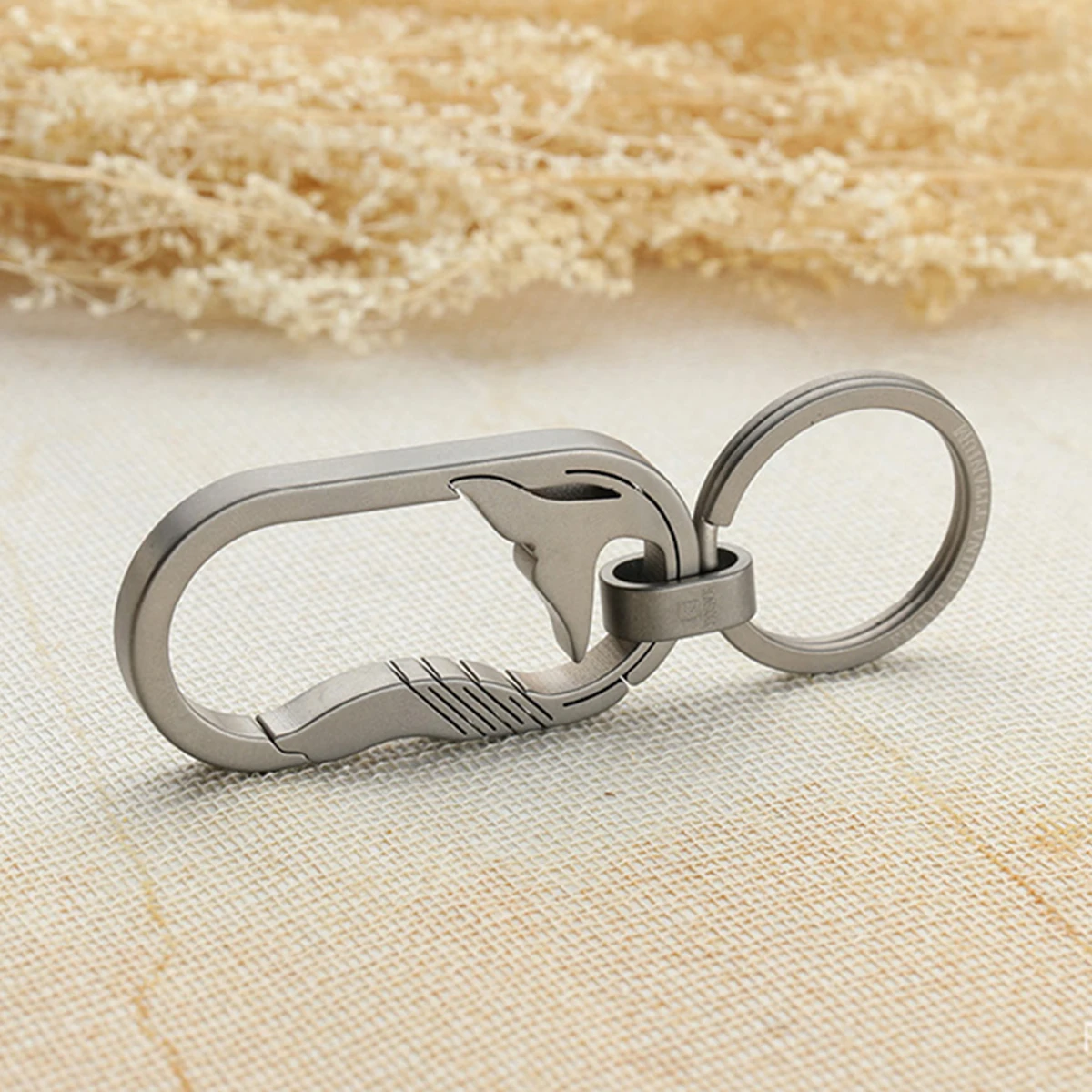 

Key Holder Titanium Key Chain Men Ultra Lightweight Titanium Keychain Hanging Buckle Key Ring Quickdraw Tool Creative KeyRing