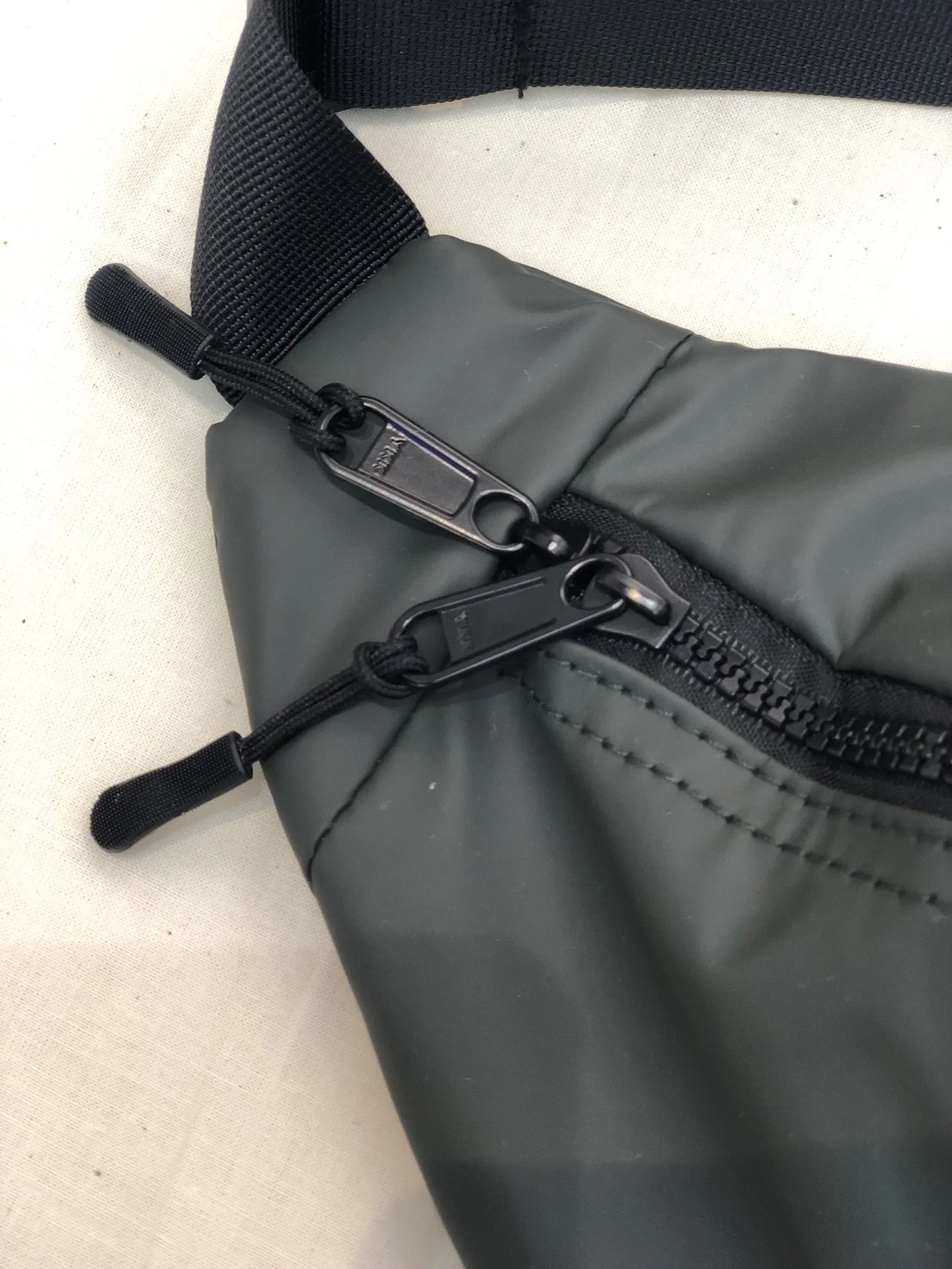 

Stone Island 2021 Sell Waterproof Fabric Weight Bag Chest Bag Black Green 43*18*10CM | ST004