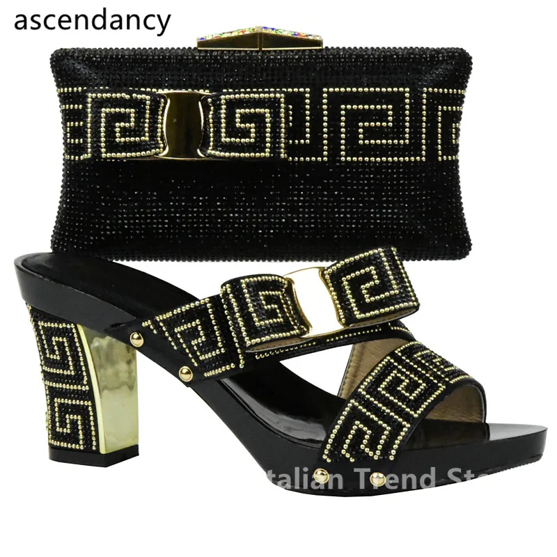Комплект из итальянских женских туфель и сумочки черного цвета украшенный