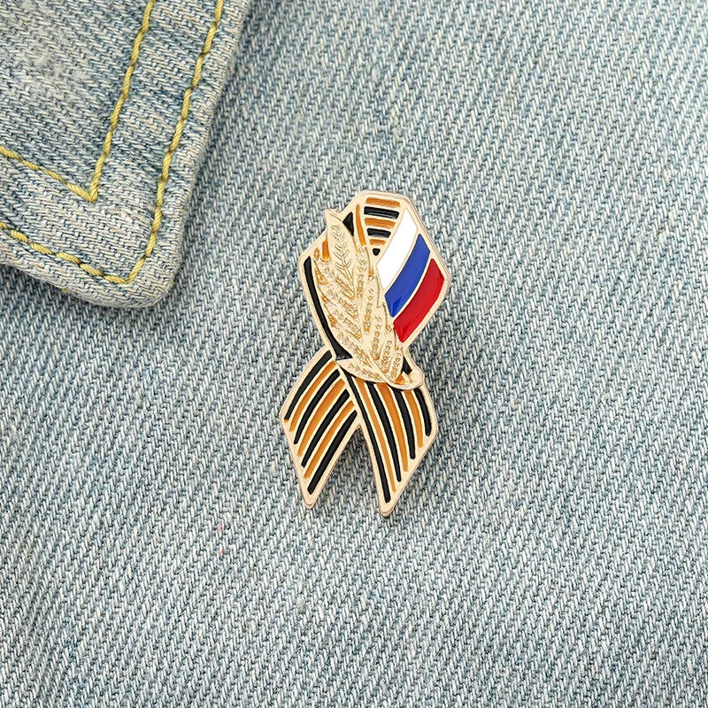 

Металлическая брошь с изображением знака в стиле Дня Победы