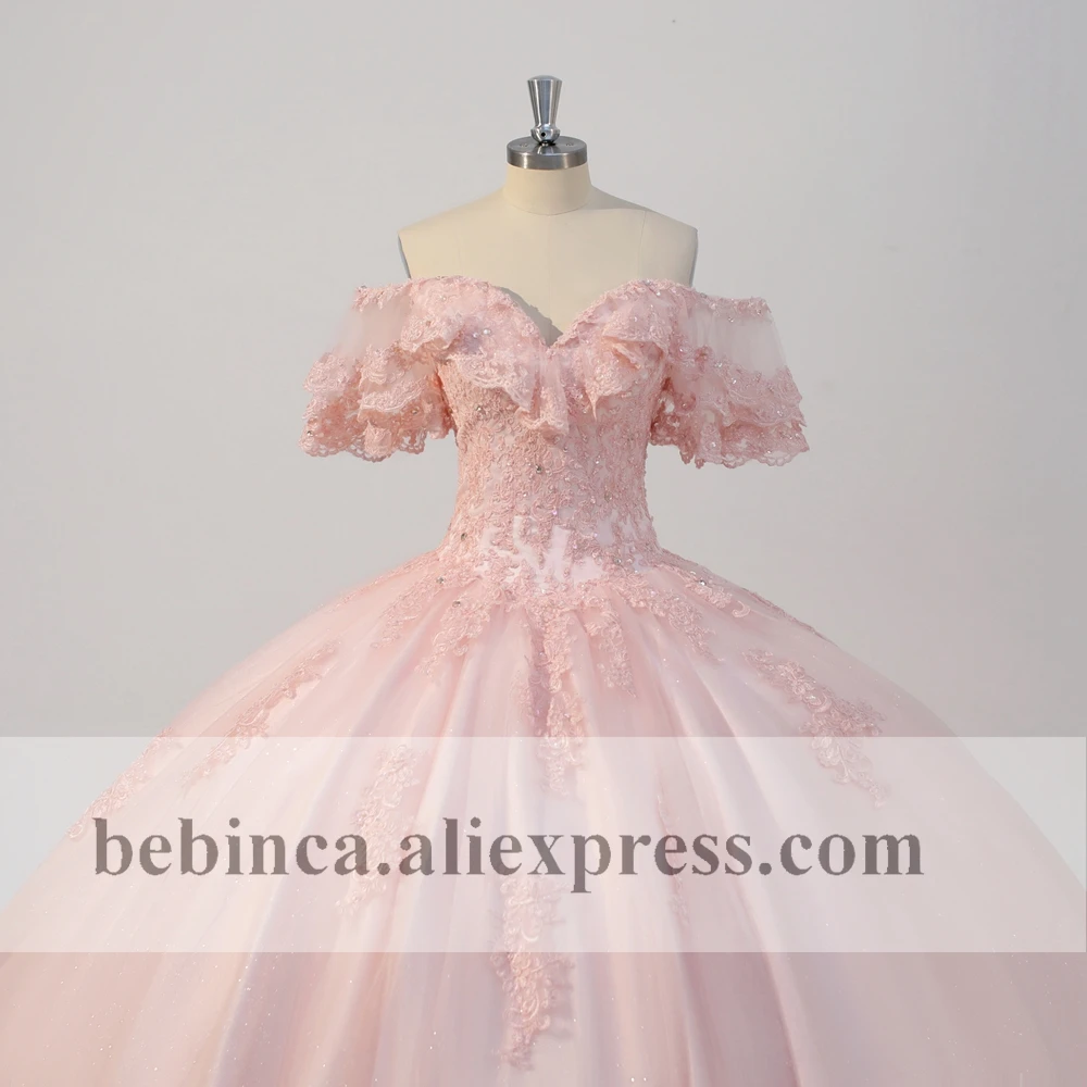 Кружевное бальное платье с рюшами открытыми плечами и оборками | Свадьбы