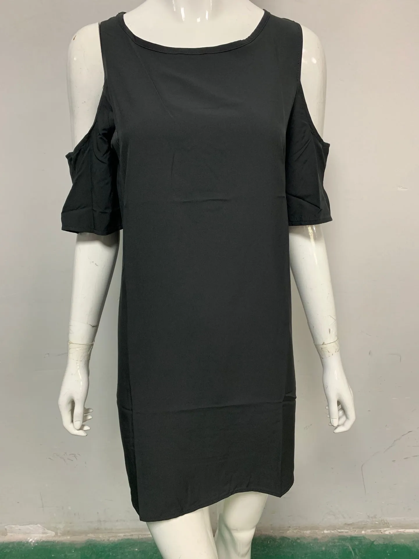 Платье-мини женское однотонное с круглым вырезом открытыми плечами и коротким