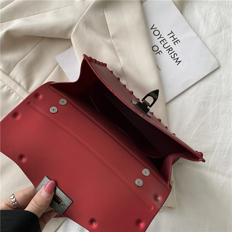 Женские сумки из ПВХ с жесткими заклепками новинка 2021 черные красные зеленые