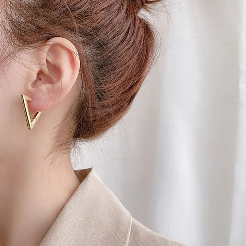 

Vintage Metal Gold Color Earrings For Women Simple Big Hoop Hollow Star Heart Alloy Stud Earrings Party Jewelry Brincos 2020