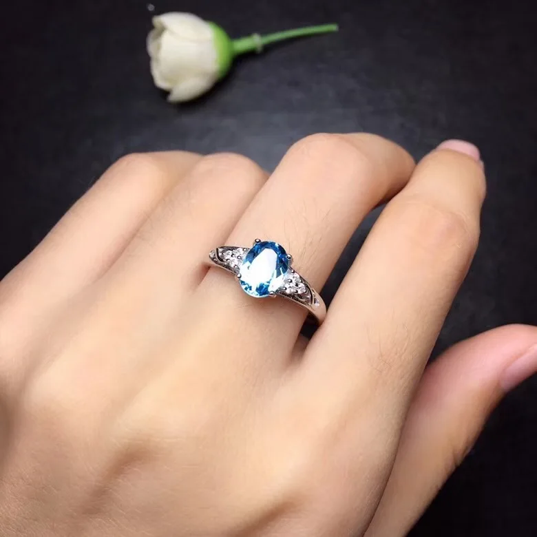 Женское кольцо с натуральным голубым топазом ювелирное изделие из серебра 6*8 мм
