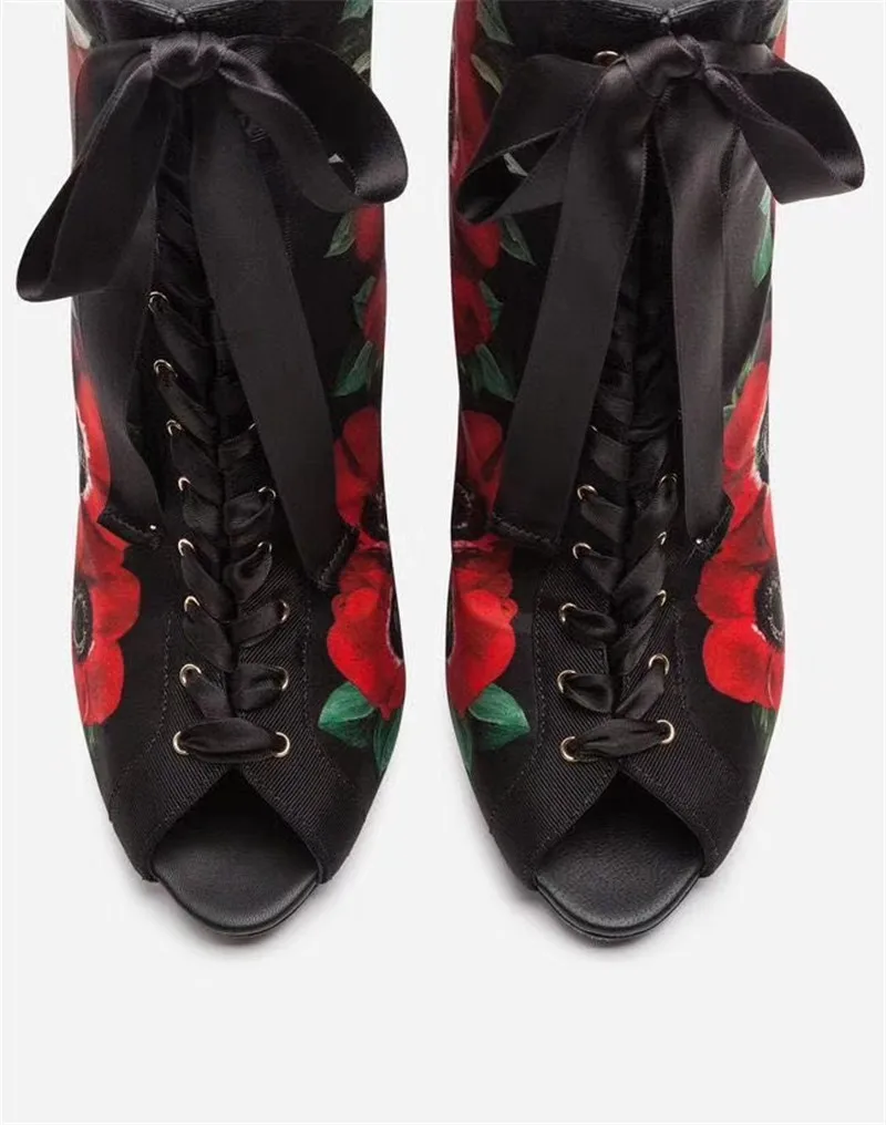 На высоких каблуках с украшением в виде цветка, сапоги с принтом Для женщин пикантные туфли с открытым носком с ремешками крест-накрест на сцене Летние черные ботинки с бантом короткие боты Mujer
