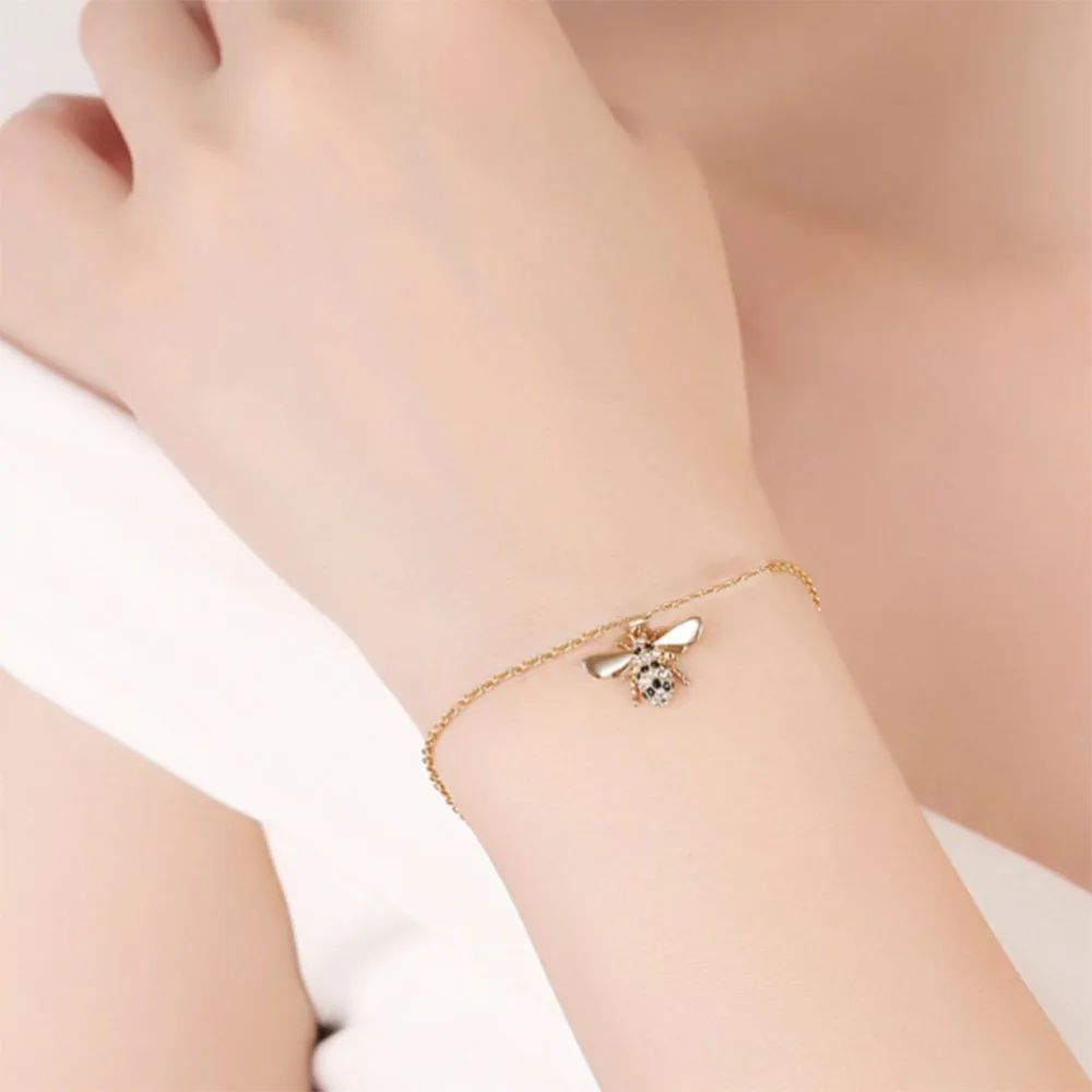 Женский браслет с милыми медовыми пчелками золотого цвета фианитами и цепочкой