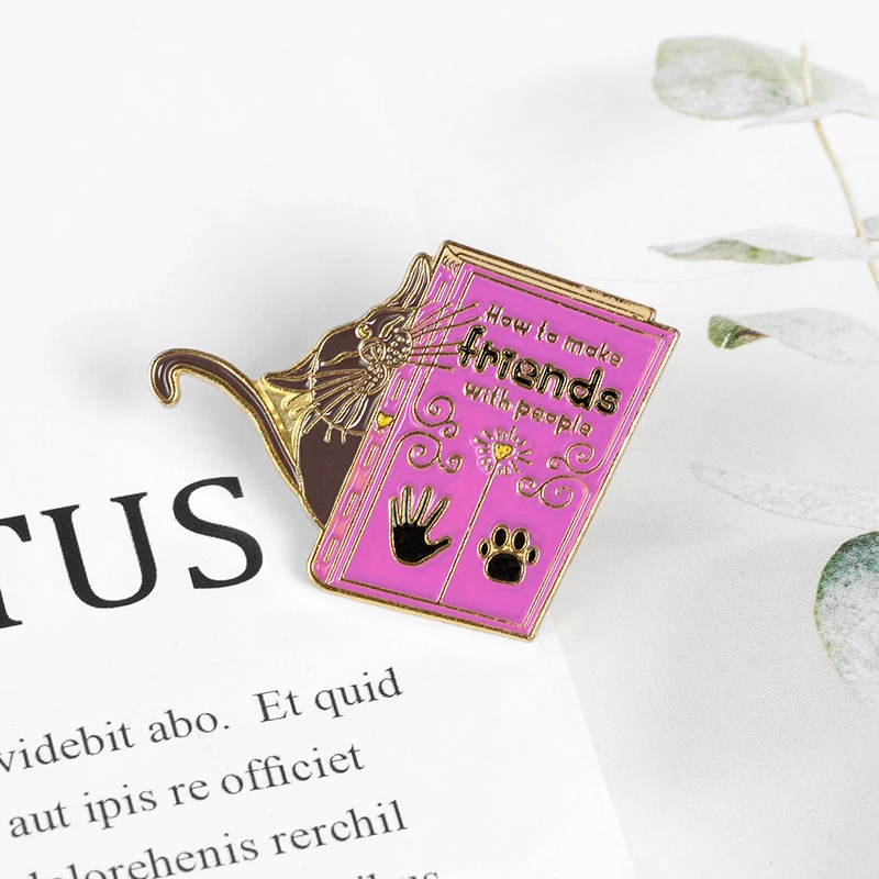 Позвольте нам стать друзьями! Стильная футболка с изображением персонажей