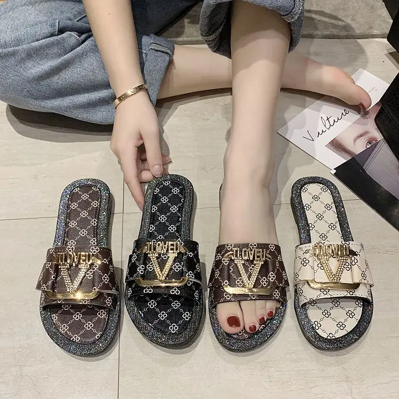 

Famous Designer Design Women's Slippers Indoor Slippers High-quality Letter Button Decoration Flat Beach Shoes Ladies Sandals